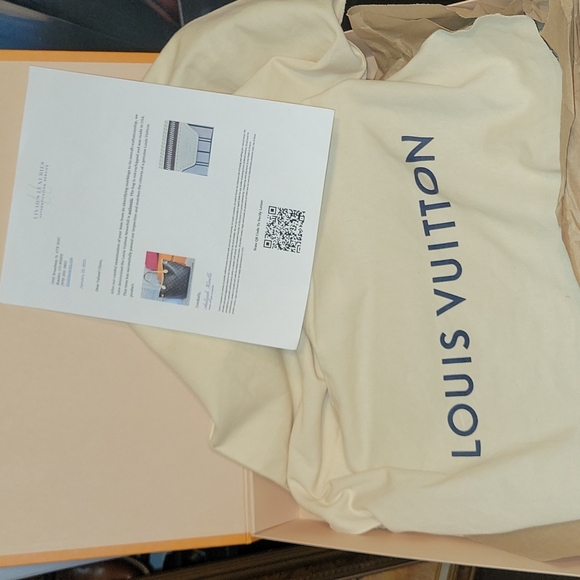 Authentic LV MM Neverful Tote2021 - Picture 3 of 17